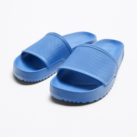 TEXTURED FLIP FLOPS